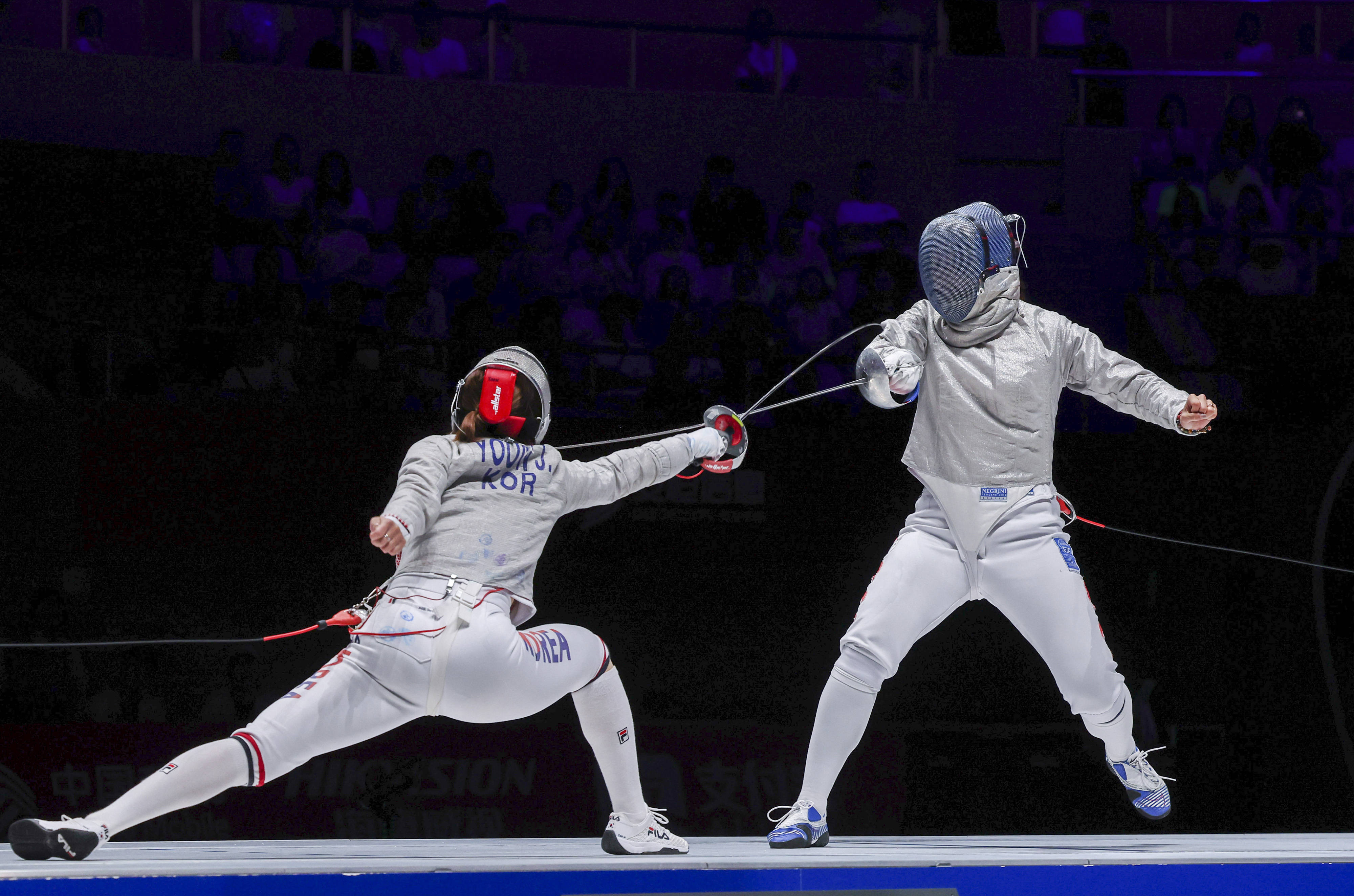 韩国运动员在击剑比赛中夺得金牌